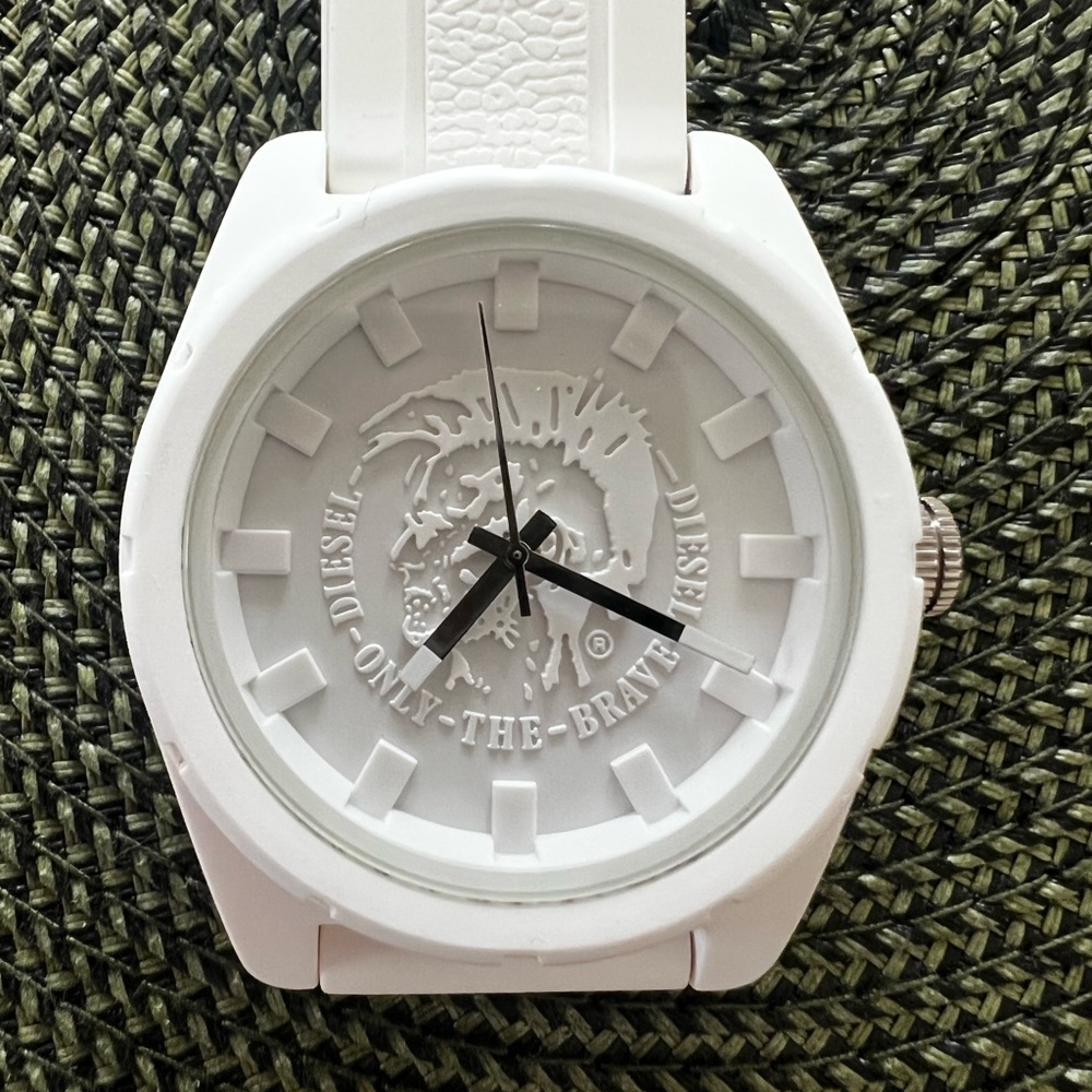 DIESEL Mens Premium Fashion Watch white rubber band 44mm case size